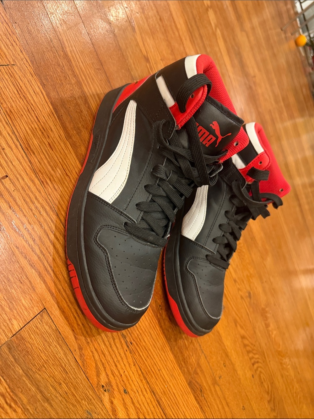 size 10 us puma Men's Black, Red & White Mid-Top Athletic use very good